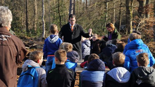 Burgemeester van Oostrum geeft nog even een veldcollege voor de leerlingen.
